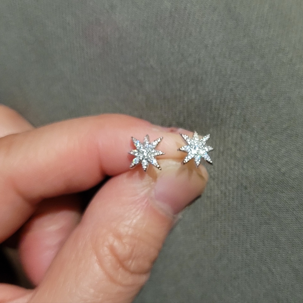 Beautiful, elegant sparkly star shape silver color metal stud earrings. NEW